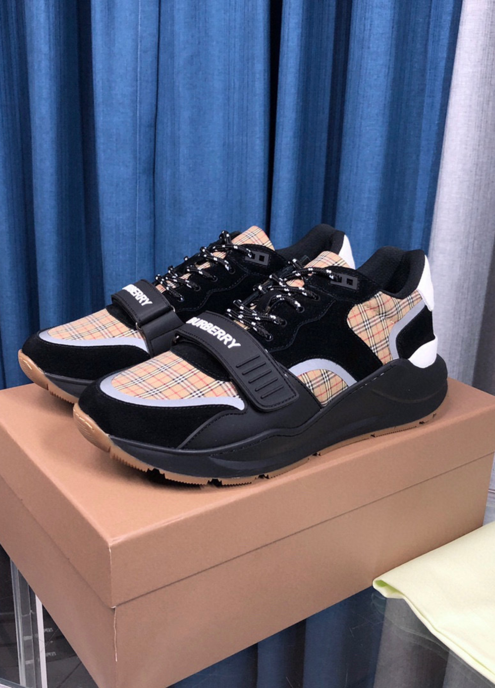 BURBERRY Sneakers Pink / Black